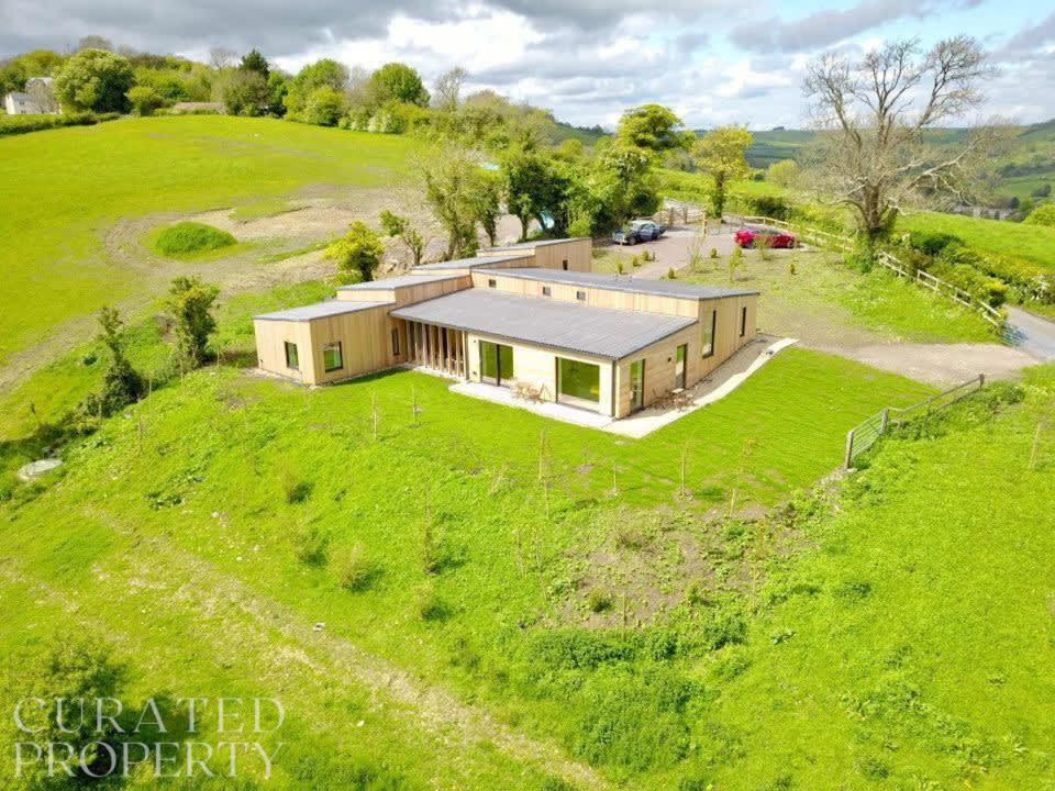 Stunning 5 Bedroom New Build With Amazing Views! Bath Exterior photo