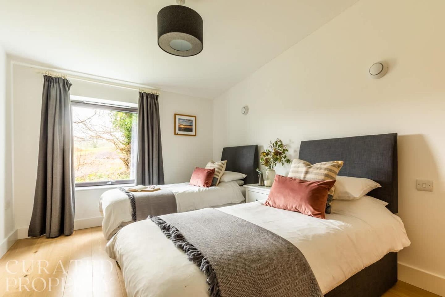 Stunning 5 Bedroom New Build With Amazing Views! Bath Exterior photo